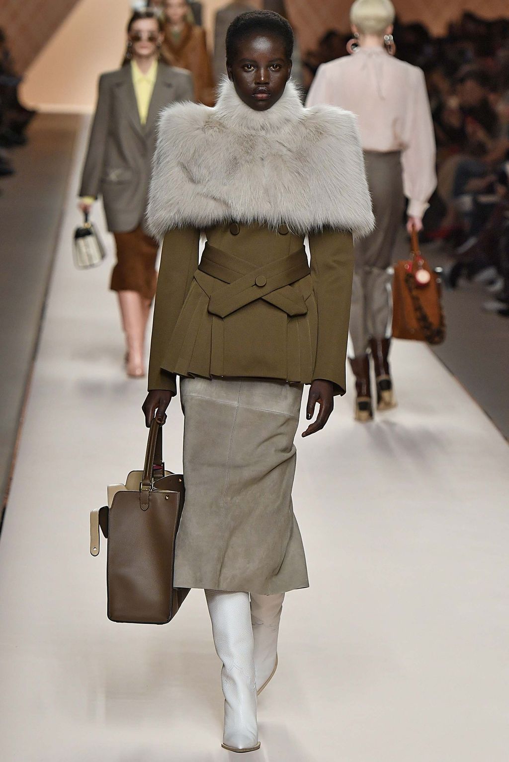 Fashion Week Milan Fall/Winter 2018 look 14 from the Fendi collection 女装