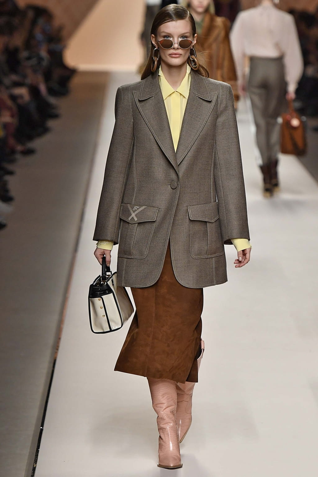Fashion Week Milan Fall/Winter 2018 look 15 from the Fendi collection 女装