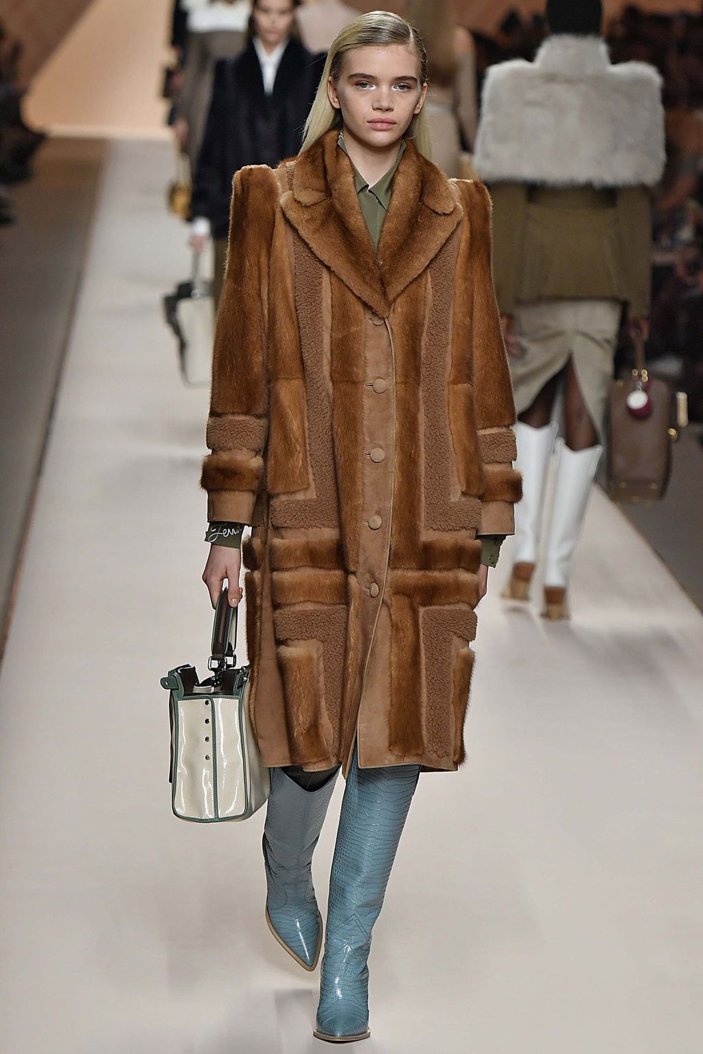 Fashion Week Milan Fall/Winter 2018 look 16 from the Fendi collection 女装