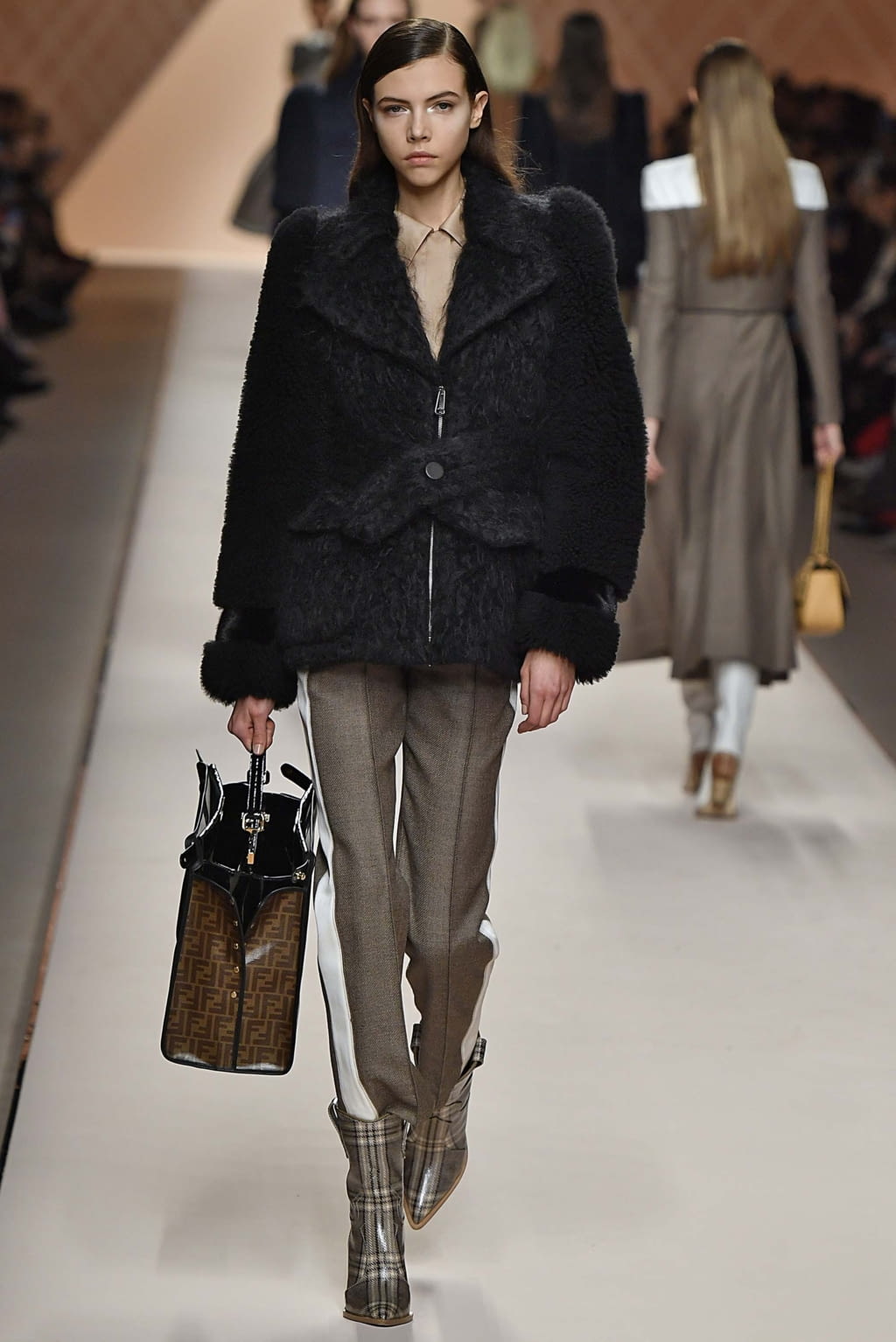 Fashion Week Milan Fall/Winter 2018 look 20 from the Fendi collection 女装