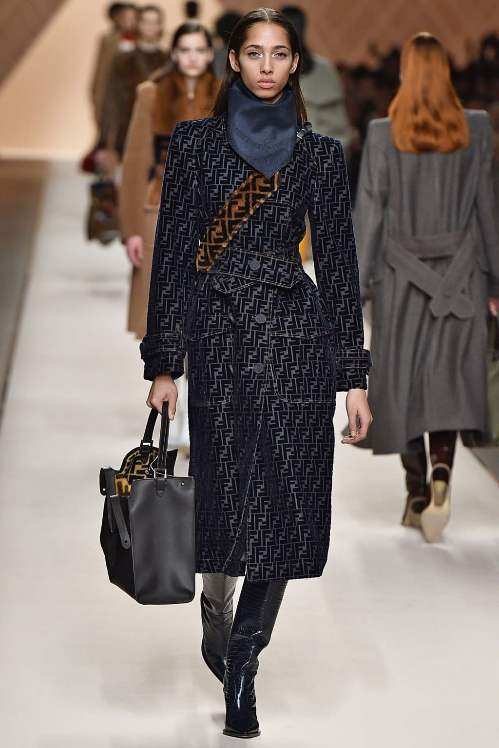 Fashion Week Milan Fall/Winter 2018 look 29 from the Fendi collection 女装
