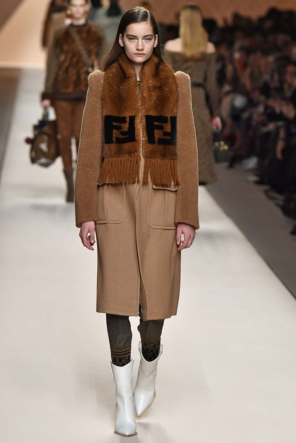 Fashion Week Milan Fall/Winter 2018 look 30 from the Fendi collection 女装