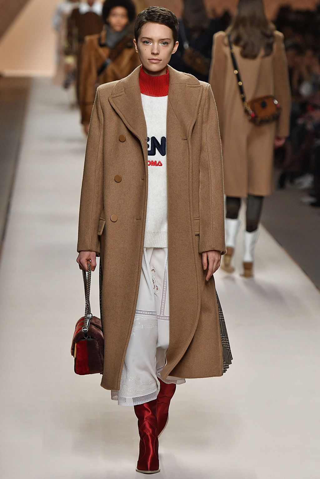 Fashion Week Milan Fall/Winter 2018 look 32 from the Fendi collection 女装