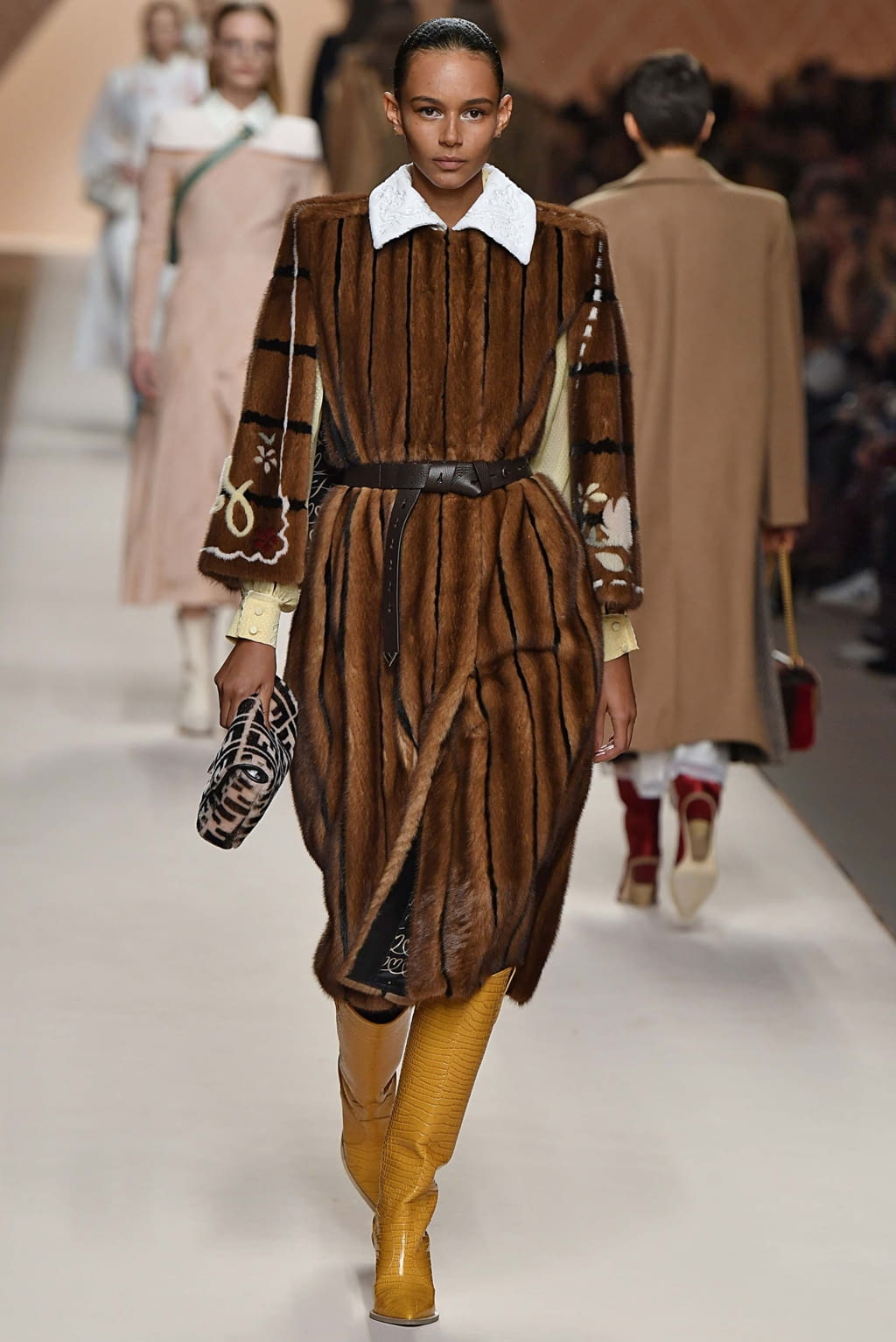 Fashion Week Milan Fall/Winter 2018 look 34 from the Fendi collection 女装