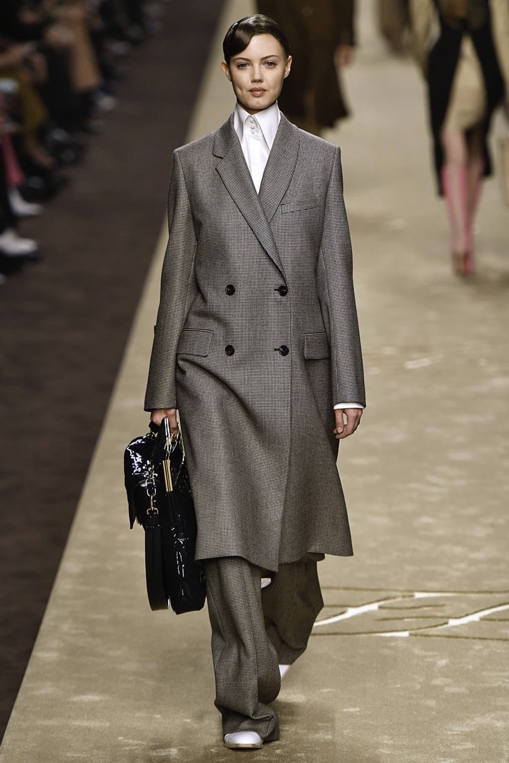 Fashion Week Milan Fall/Winter 2019 look 6 from the Fendi collection 女装