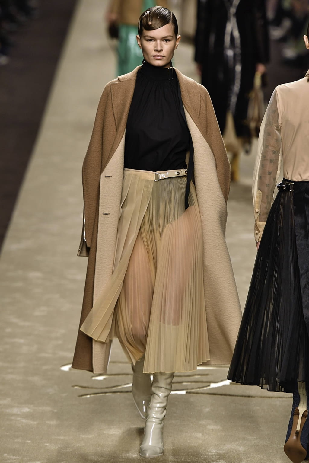 Fashion Week Milan Fall/Winter 2019 look 13 from the Fendi collection 女装