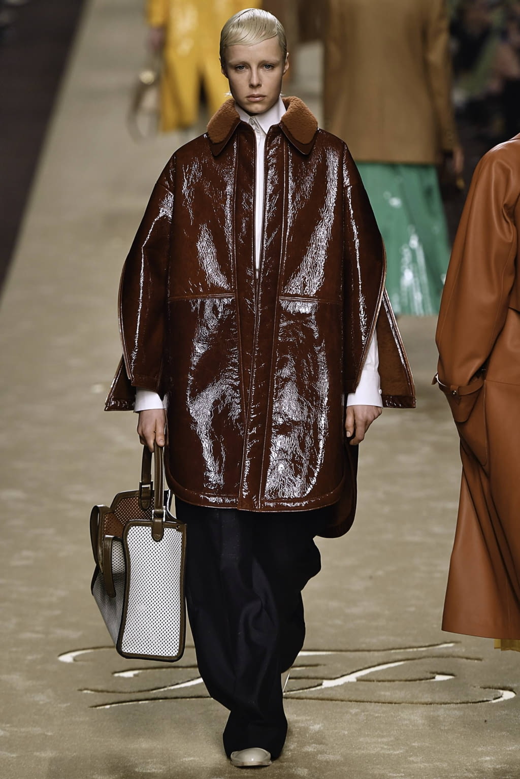 Fashion Week Milan Fall/Winter 2019 look 16 from the Fendi collection 女装