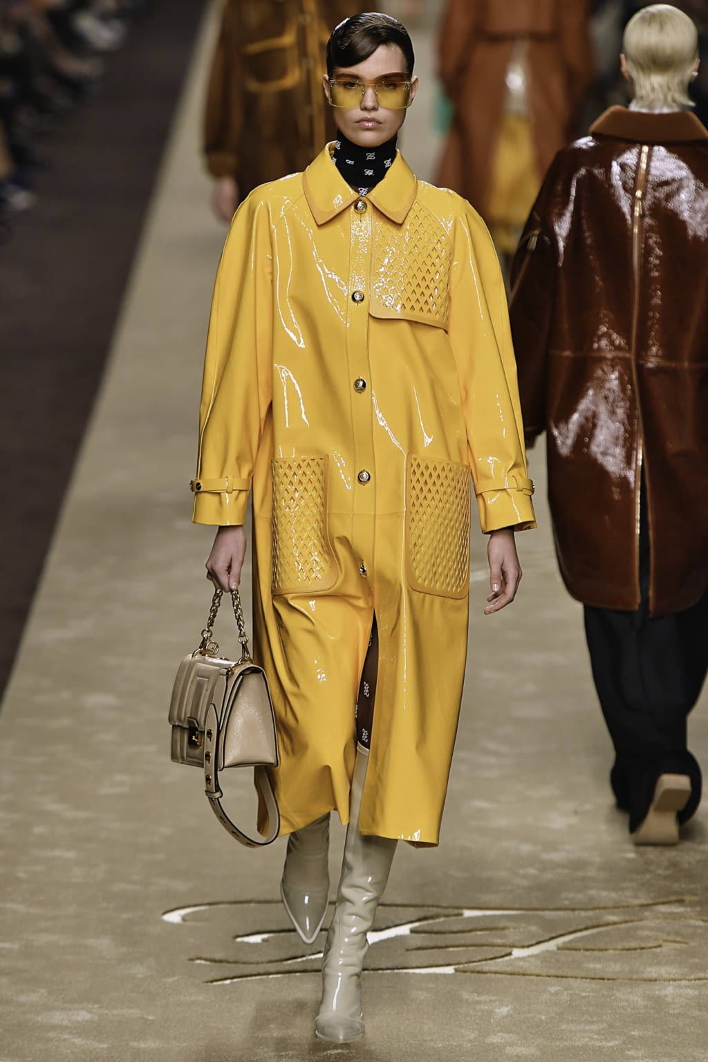 Fashion Week Milan Fall/Winter 2019 look 17 from the Fendi collection 女装