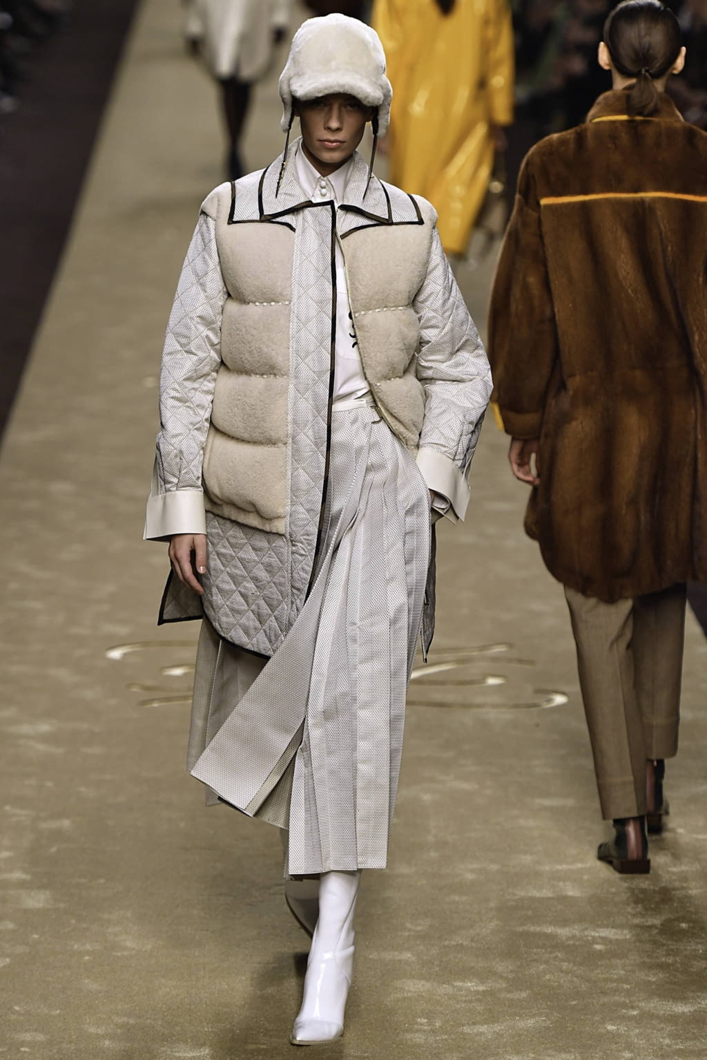 Fashion Week Milan Fall/Winter 2019 look 19 from the Fendi collection 女装