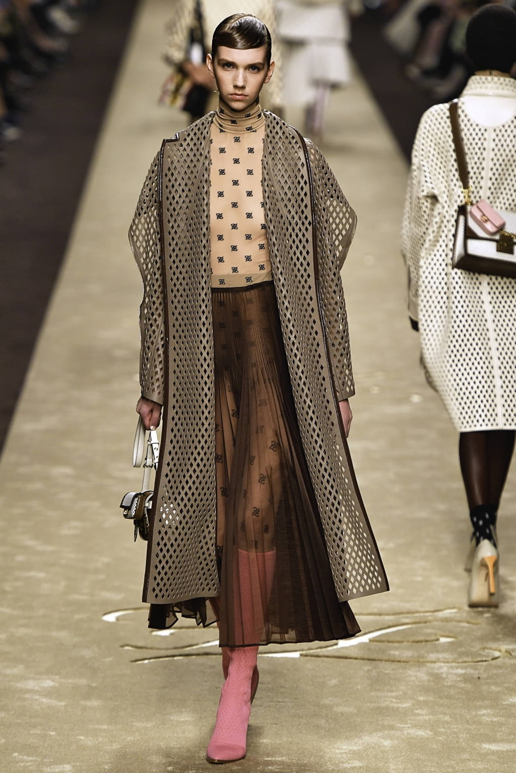 Fashion Week Milan Fall/Winter 2019 look 21 de la collection Fendi womenswear