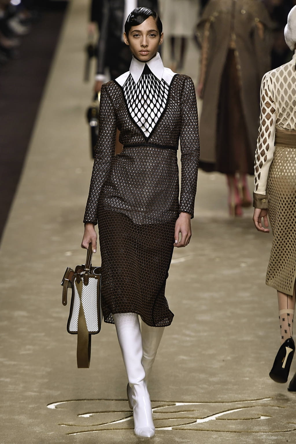 Fashion Week Milan Fall/Winter 2019 look 23 from the Fendi collection 女装