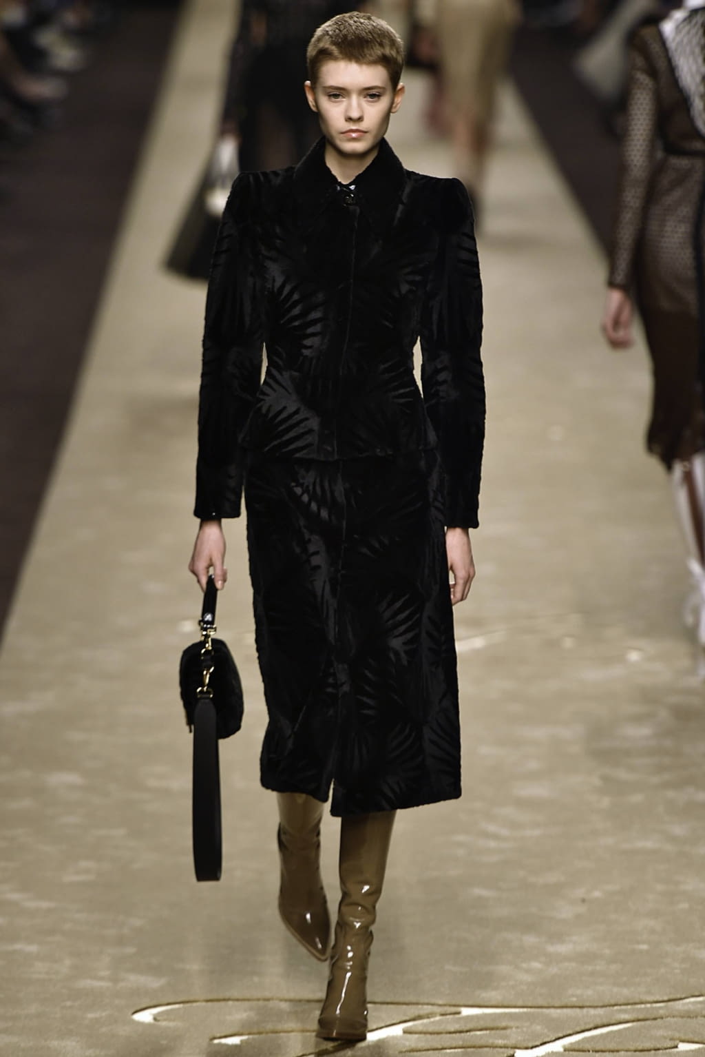 Fashion Week Milan Fall/Winter 2019 look 25 from the Fendi collection 女装