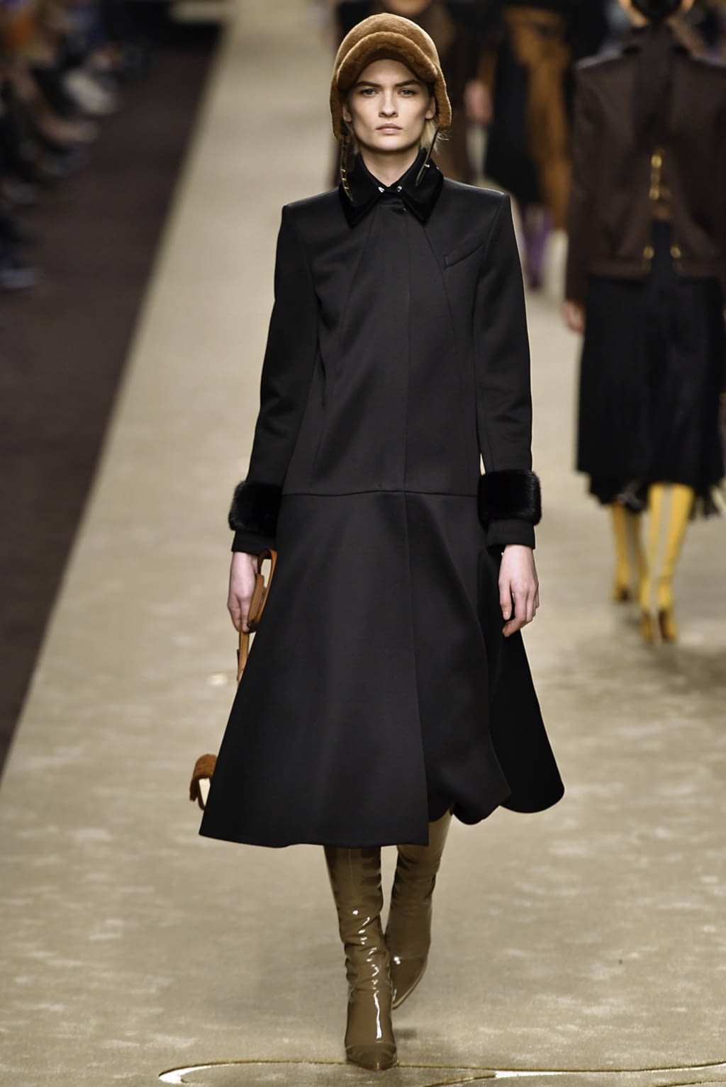 Fashion Week Milan Fall/Winter 2019 look 30 from the Fendi collection 女装