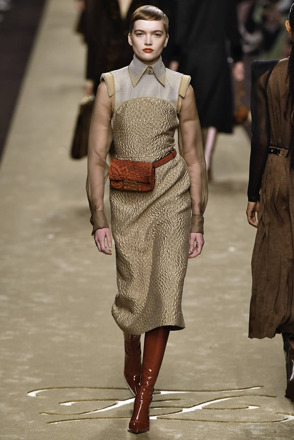 Fashion Week Milan Fall/Winter 2019 look 32 from the Fendi collection 女装