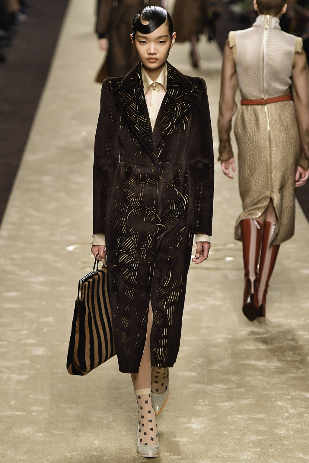 Fashion Week Milan Fall/Winter 2019 look 33 from the Fendi collection 女装