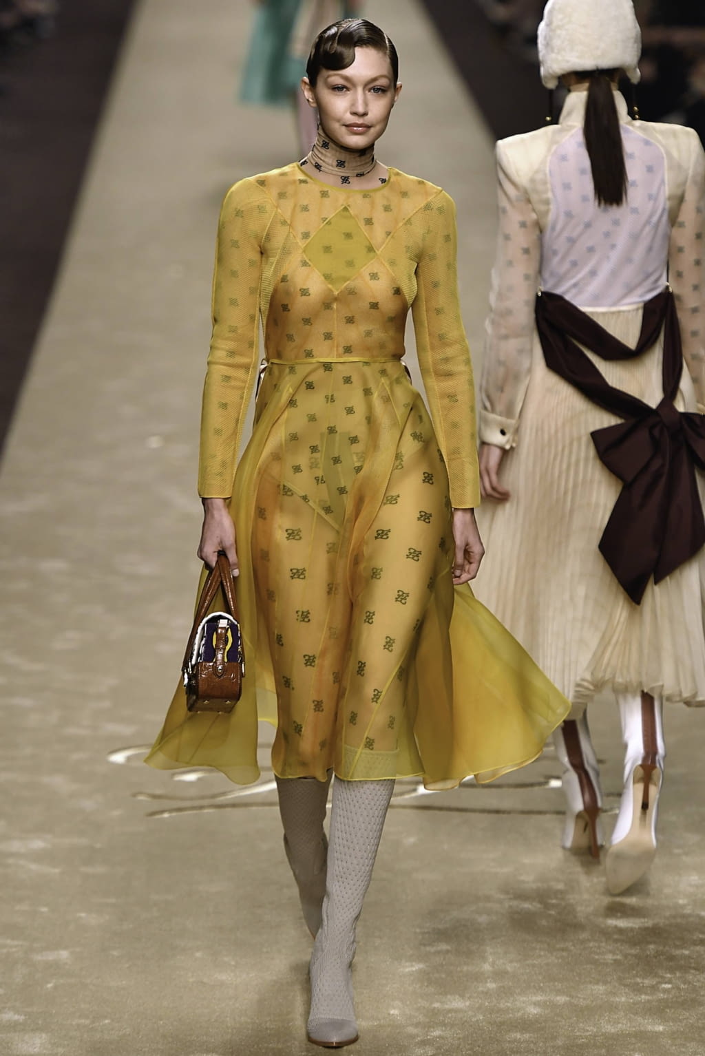 Fashion Week Milan Fall/Winter 2019 look 42 from the Fendi collection 女装