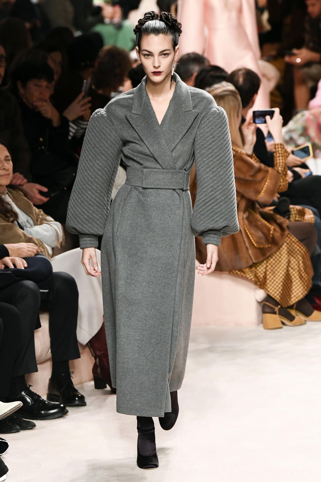 Fashion Week Milan Fall/Winter 2020 look 1 from the Fendi collection 女装