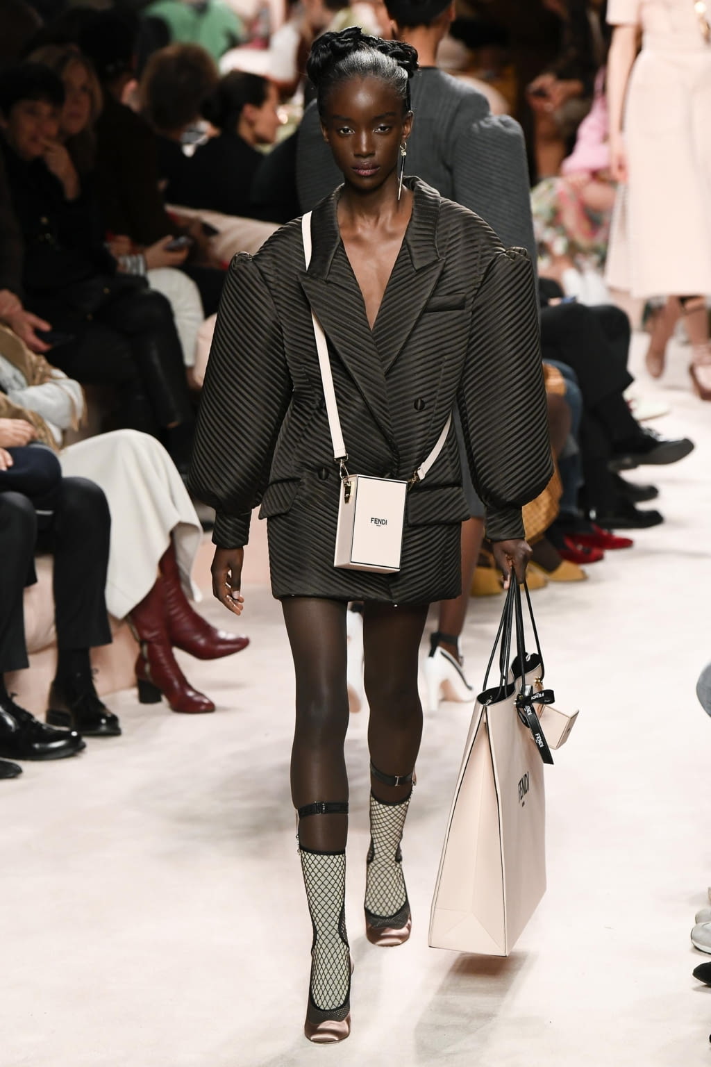 Fashion Week Milan Fall/Winter 2020 look 4 de la collection Fendi womenswear