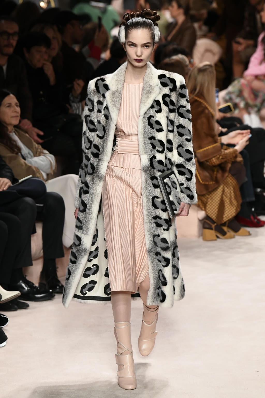 Fashion Week Milan Fall/Winter 2020 look 6 from the Fendi collection womenswear