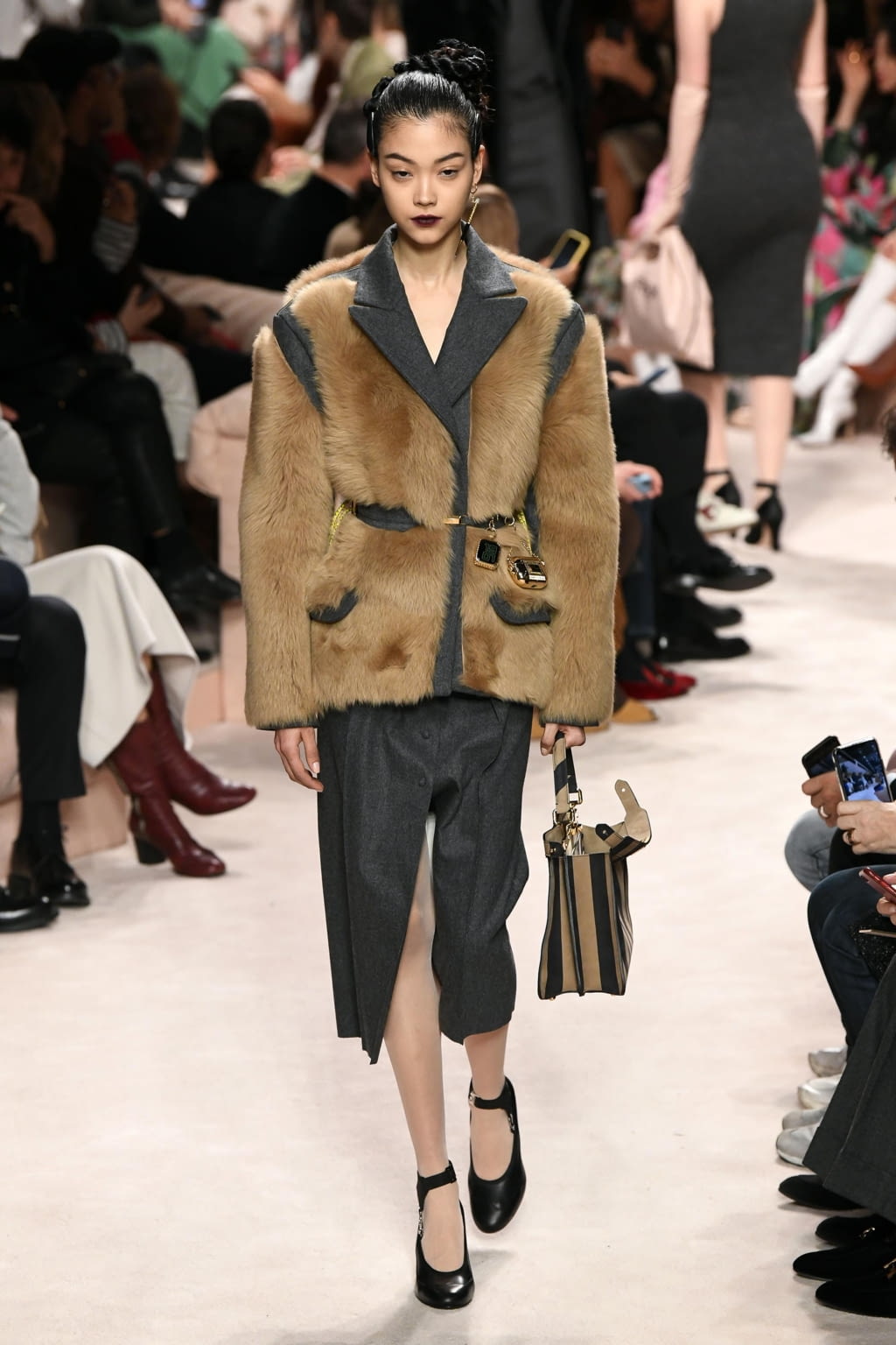 Fashion Week Milan Fall/Winter 2020 look 10 from the Fendi collection 女装
