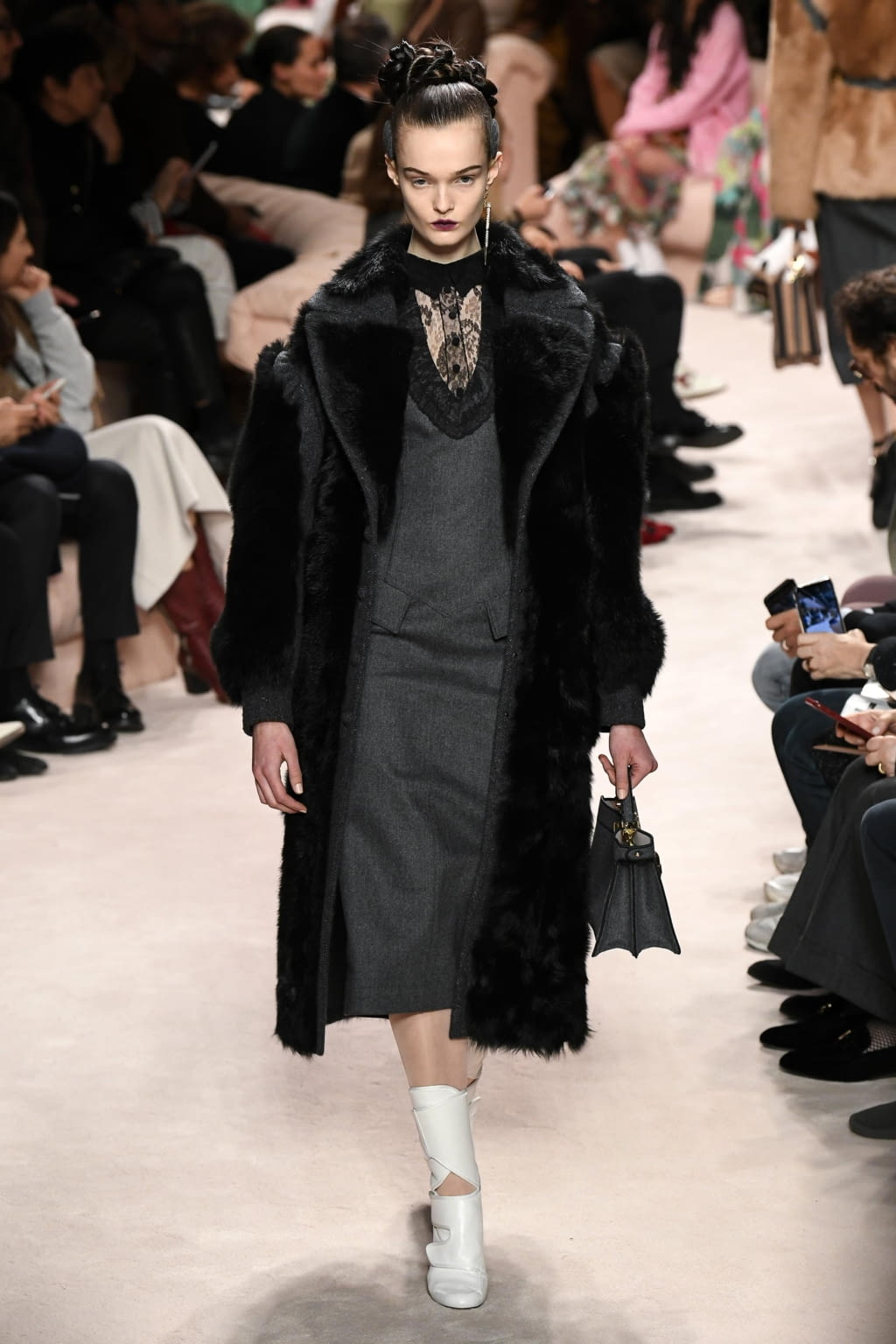 Fashion Week Milan Fall/Winter 2020 look 11 de la collection Fendi womenswear