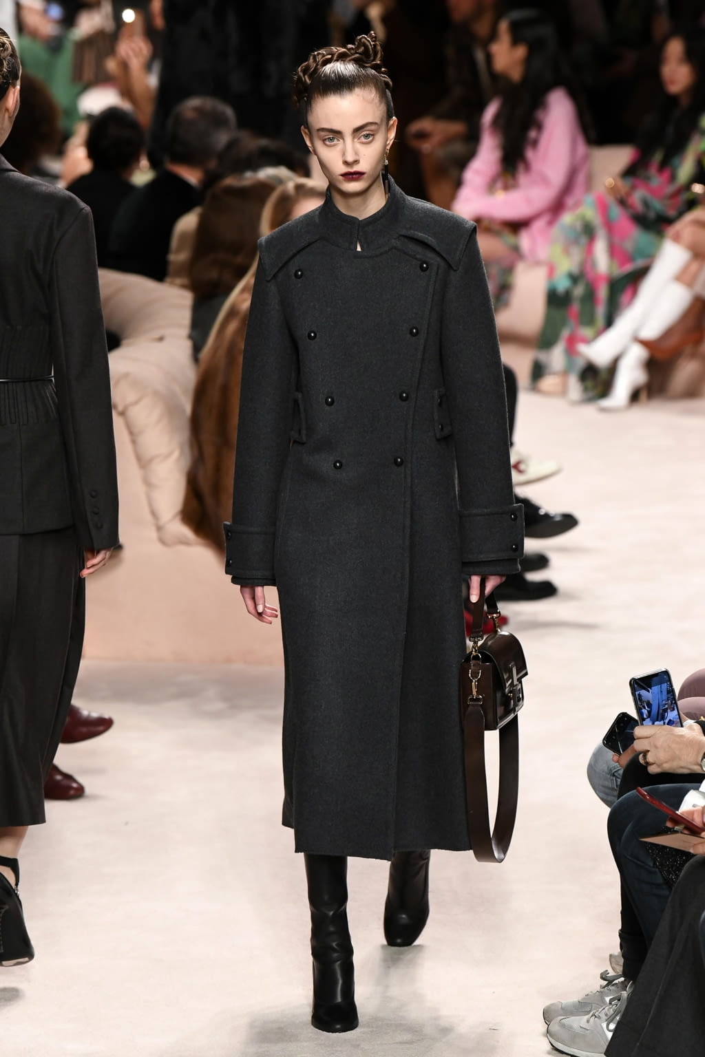 Fashion Week Milan Fall/Winter 2020 look 13 from the Fendi collection 女装