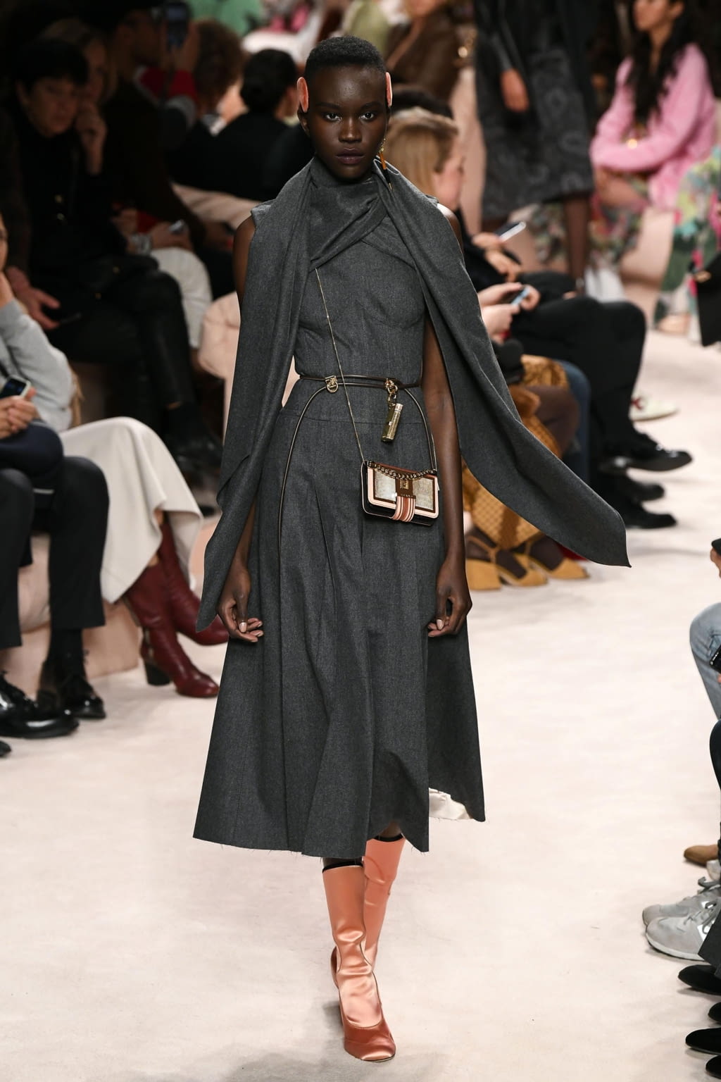 Fashion Week Milan Fall/Winter 2020 look 16 de la collection Fendi womenswear