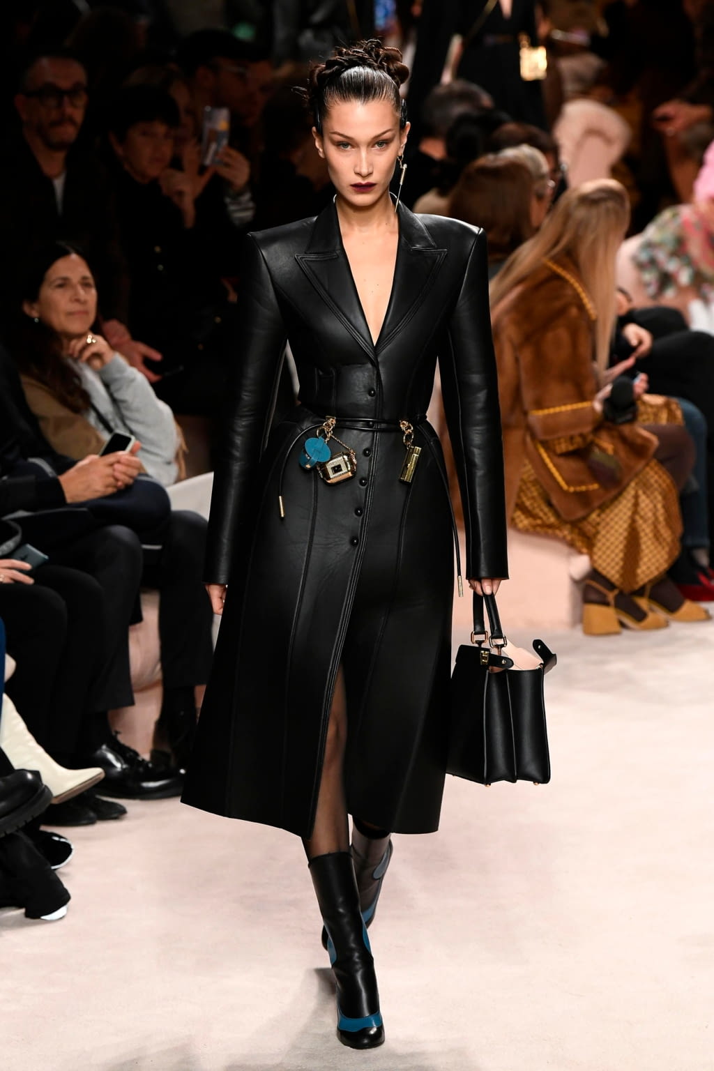 Fashion Week Milan Fall/Winter 2020 look 18 from the Fendi collection 女装