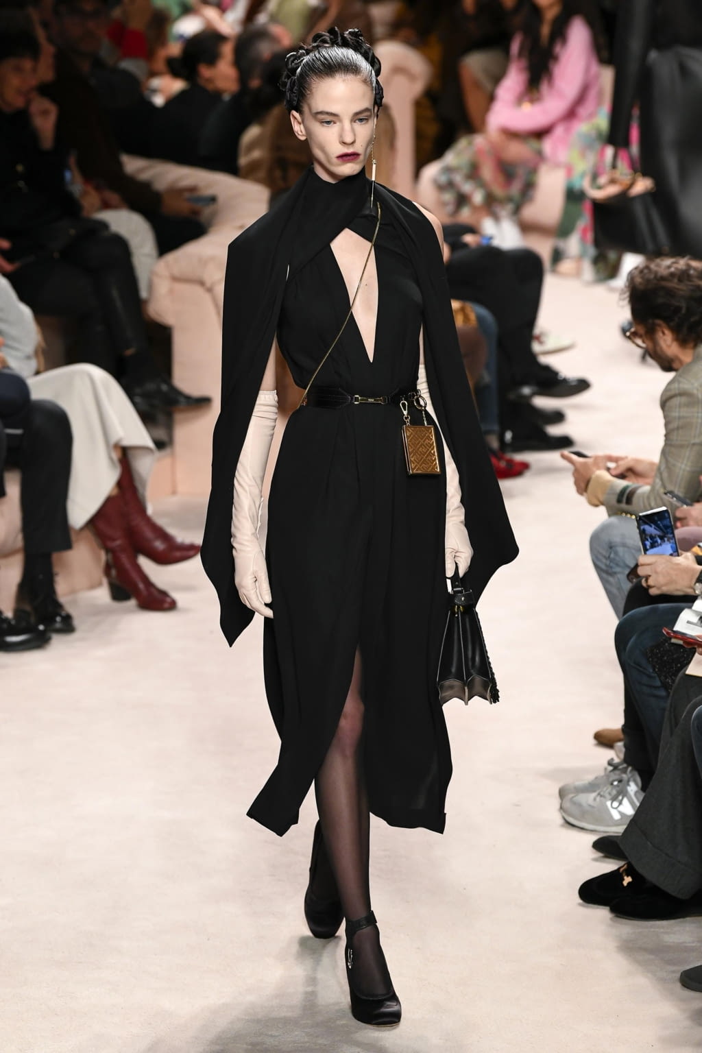 Fashion Week Milan Fall/Winter 2020 look 19 from the Fendi collection 女装