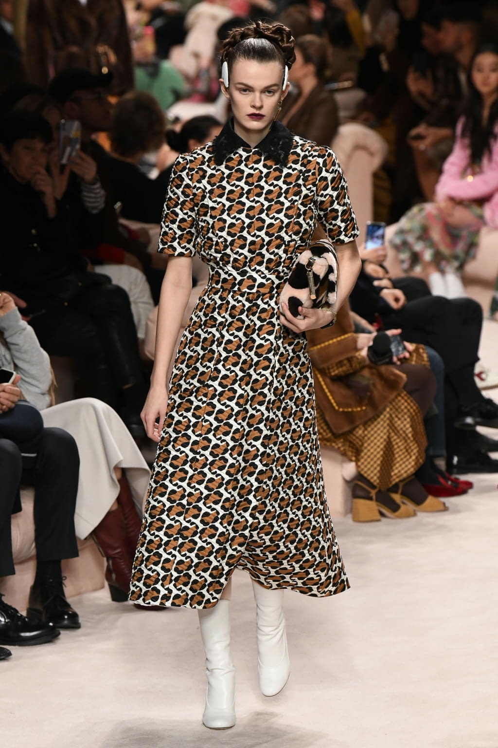 Fashion Week Milan Fall/Winter 2020 look 25 from the Fendi collection 女装