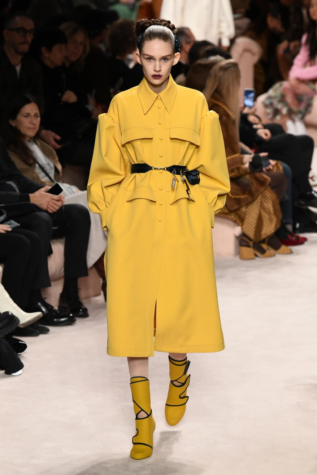 Fashion Week Milan Fall/Winter 2020 look 28 from the Fendi collection 女装