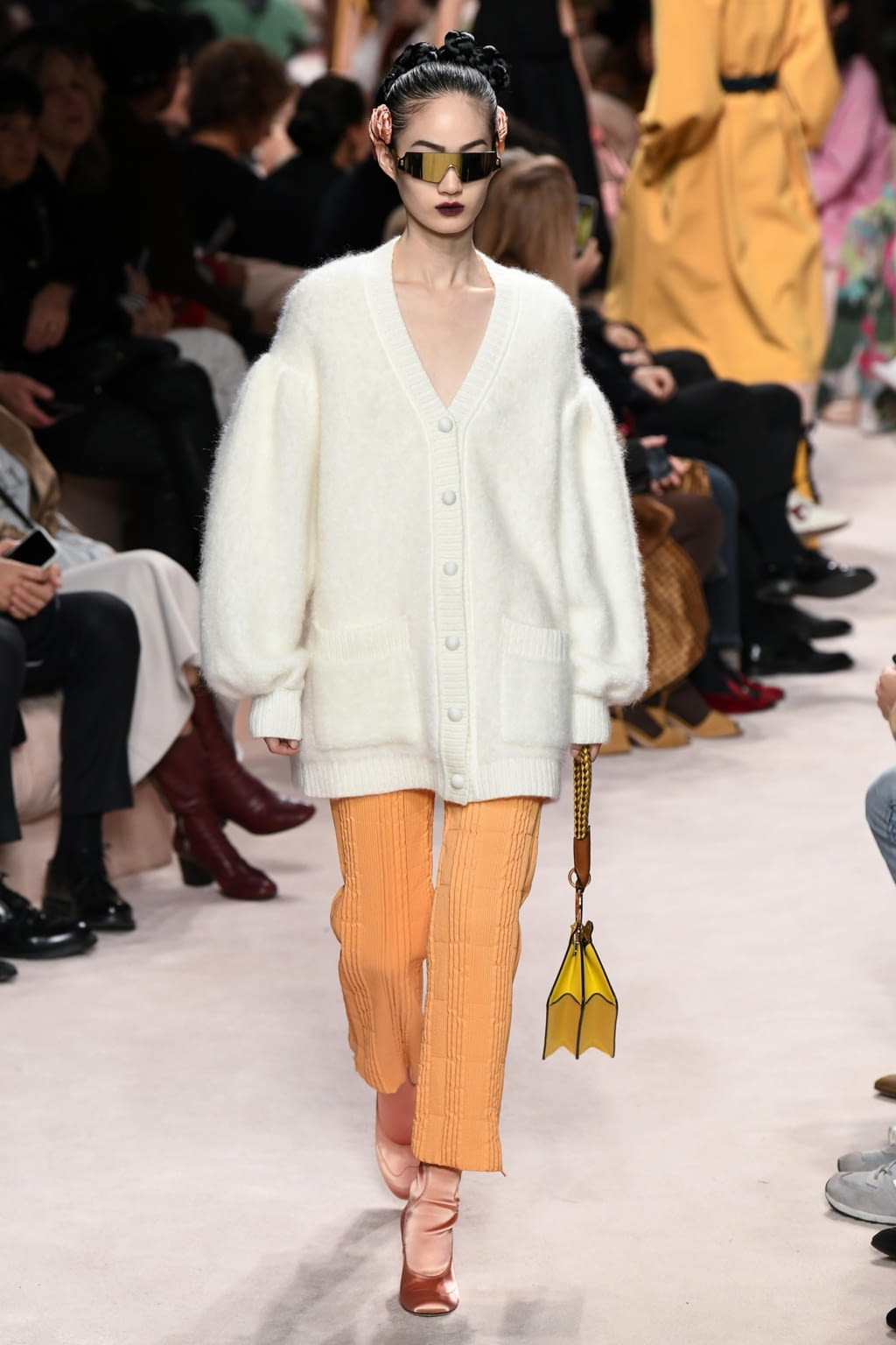 Fashion Week Milan Fall/Winter 2020 look 29 from the Fendi collection 女装
