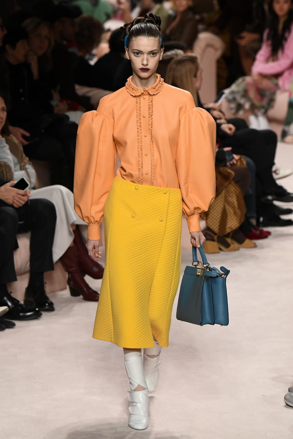 Fashion Week Milan Fall/Winter 2020 look 31 from the Fendi collection 女装