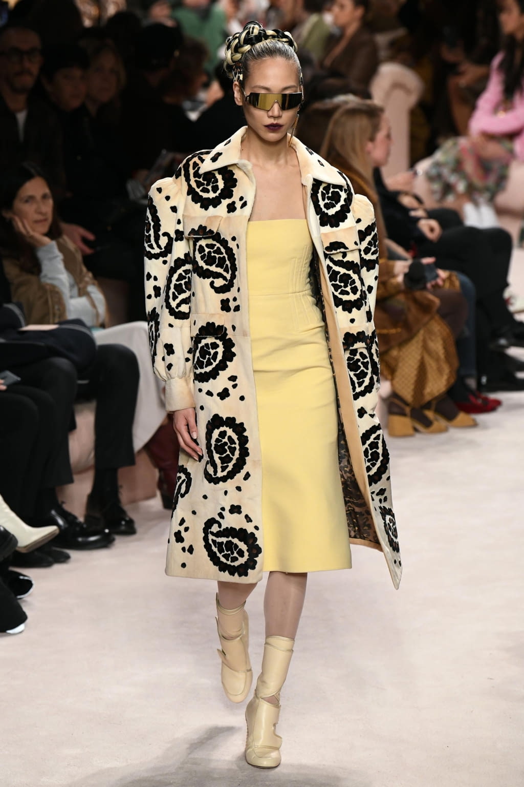 Fashion Week Milan Fall/Winter 2020 look 34 from the Fendi collection 女装