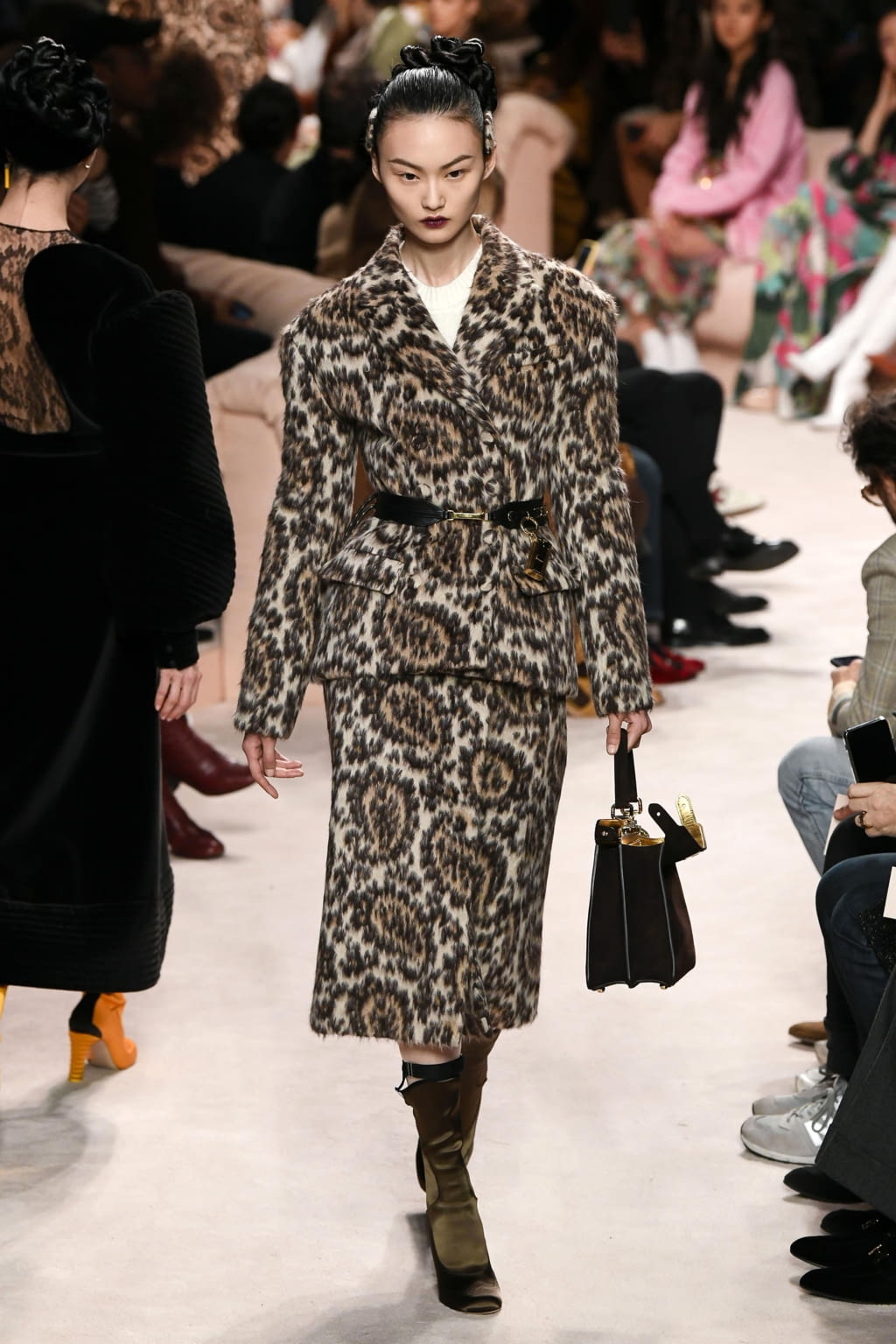 Fashion Week Milan Fall/Winter 2020 look 37 from the Fendi collection 女装