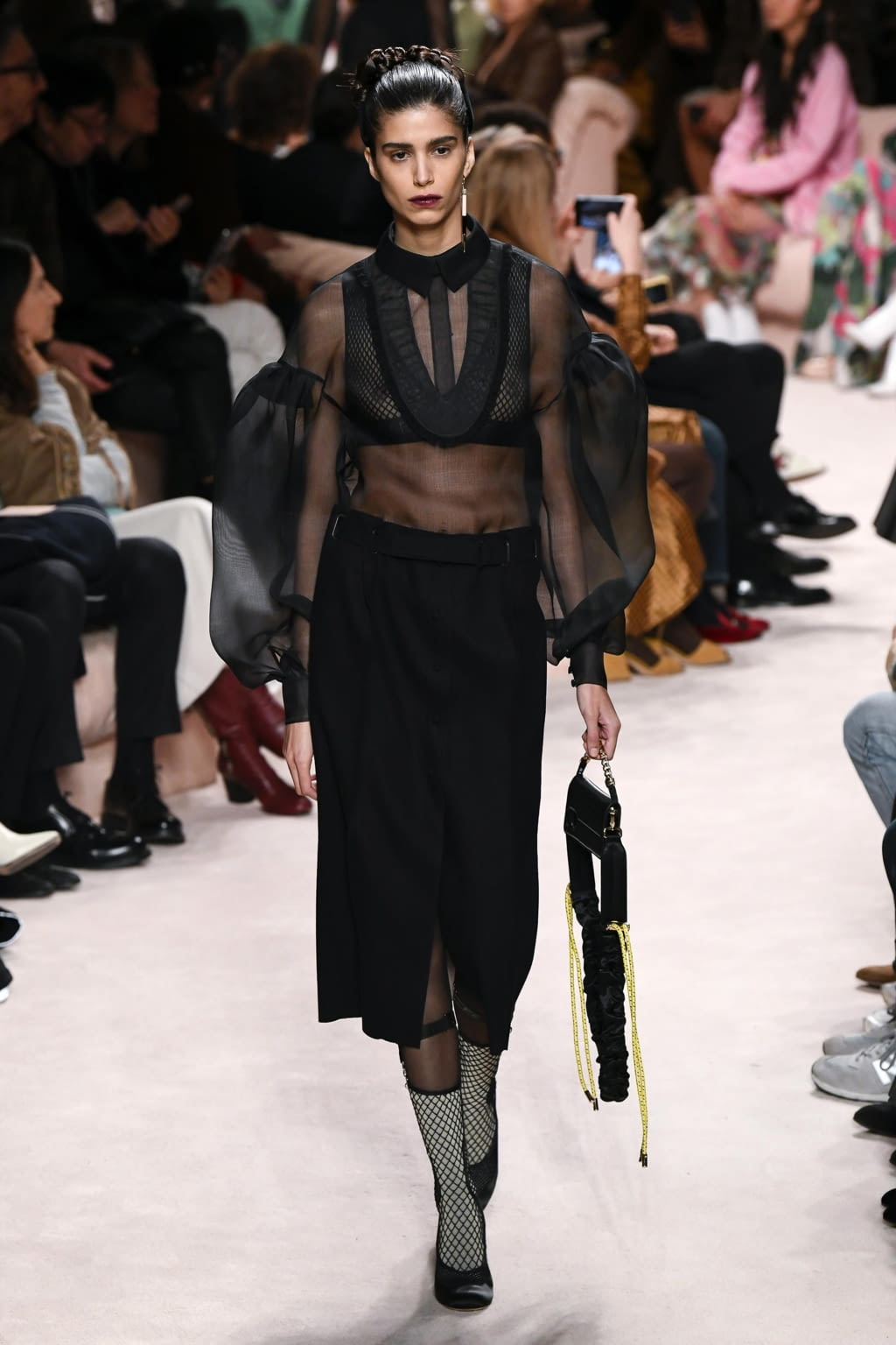 Fashion Week Milan Fall/Winter 2020 look 39 from the Fendi collection 女装