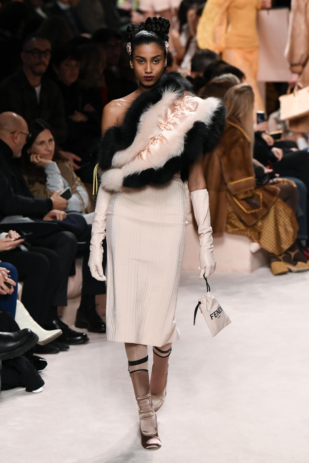 Fashion Week Milan Fall/Winter 2020 look 45 from the Fendi collection 女装