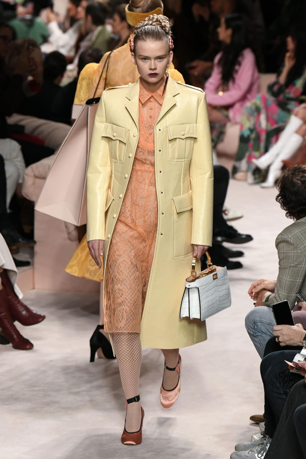 Fashion Week Milan Fall/Winter 2020 look 47 from the Fendi collection 女装