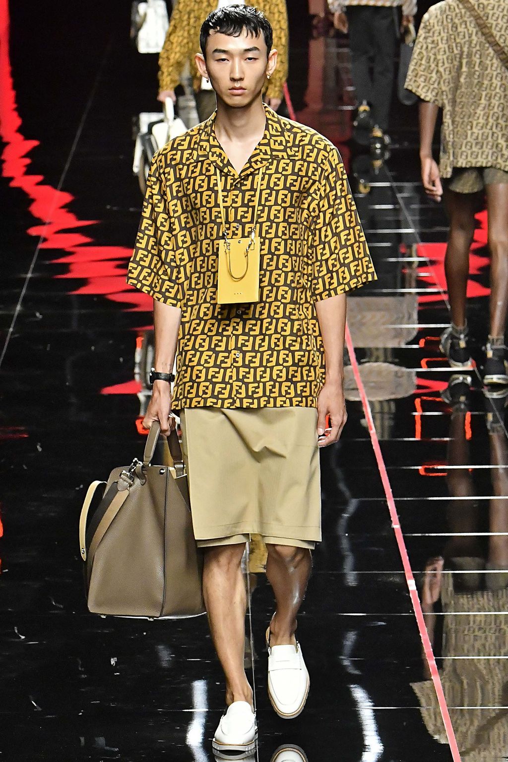 Fashion Week Milan Spring/Summer 2019 look 42 from the Fendi collection 男装