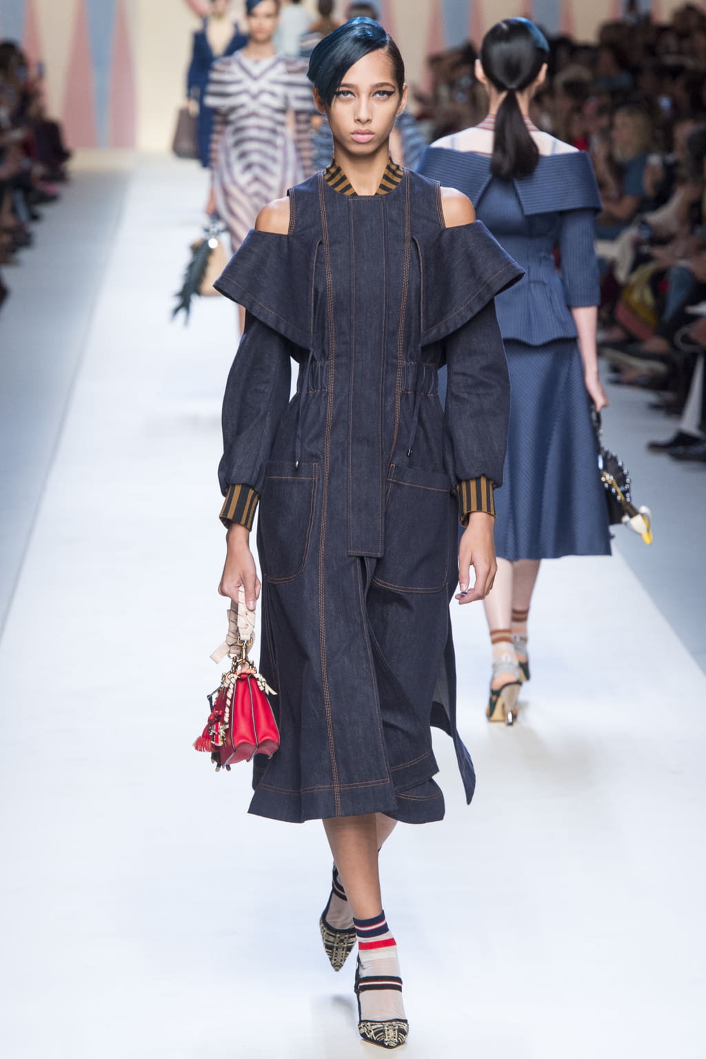 Fashion Week Milan Spring/Summer 2018 look 15 from the Fendi collection 女装
