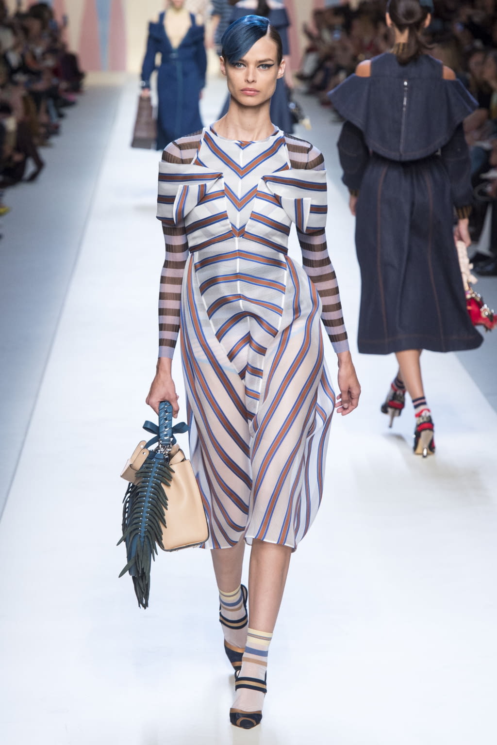 Fashion Week Milan Spring/Summer 2018 look 16 from the Fendi collection 女装