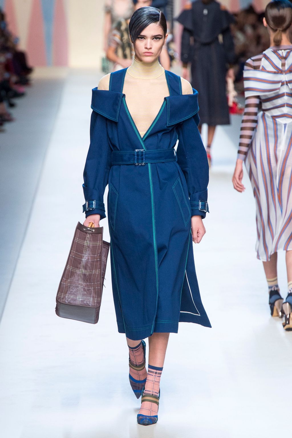 Fashion Week Milan Spring/Summer 2018 look 17 de la collection Fendi womenswear