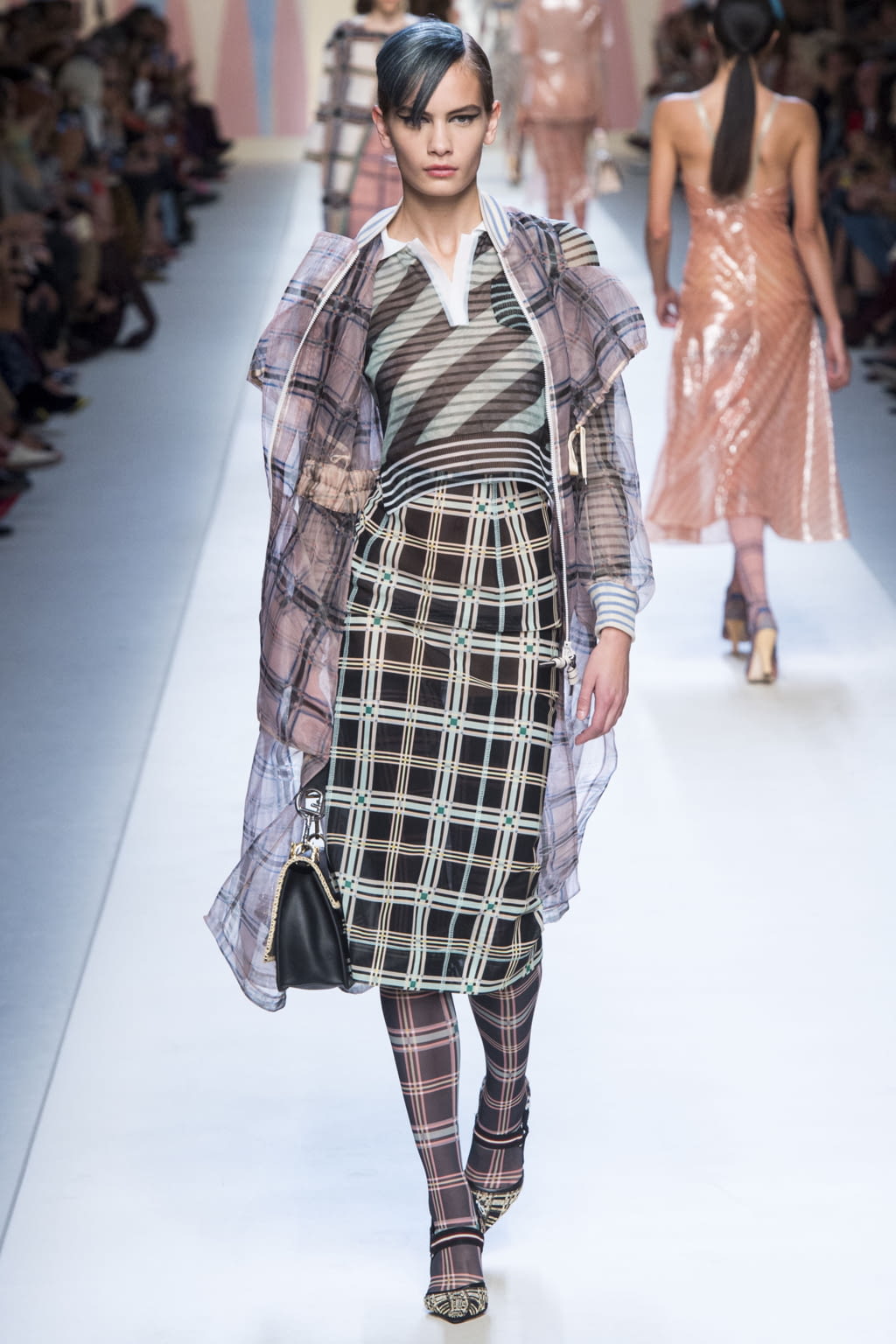 Fashion Week Milan Spring/Summer 2018 look 44 de la collection Fendi womenswear