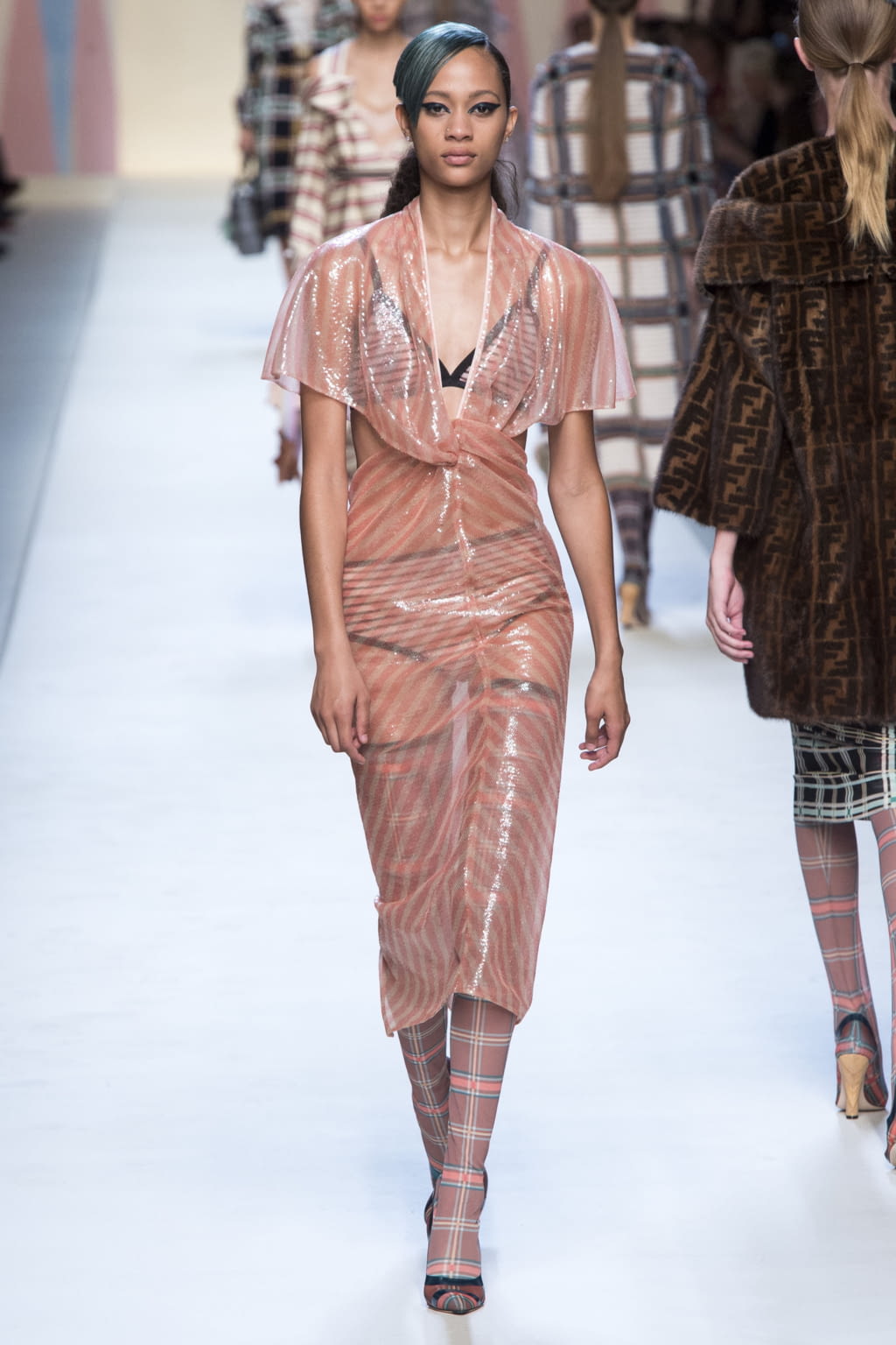 Fashion Week Milan Spring/Summer 2018 look 47 de la collection Fendi womenswear