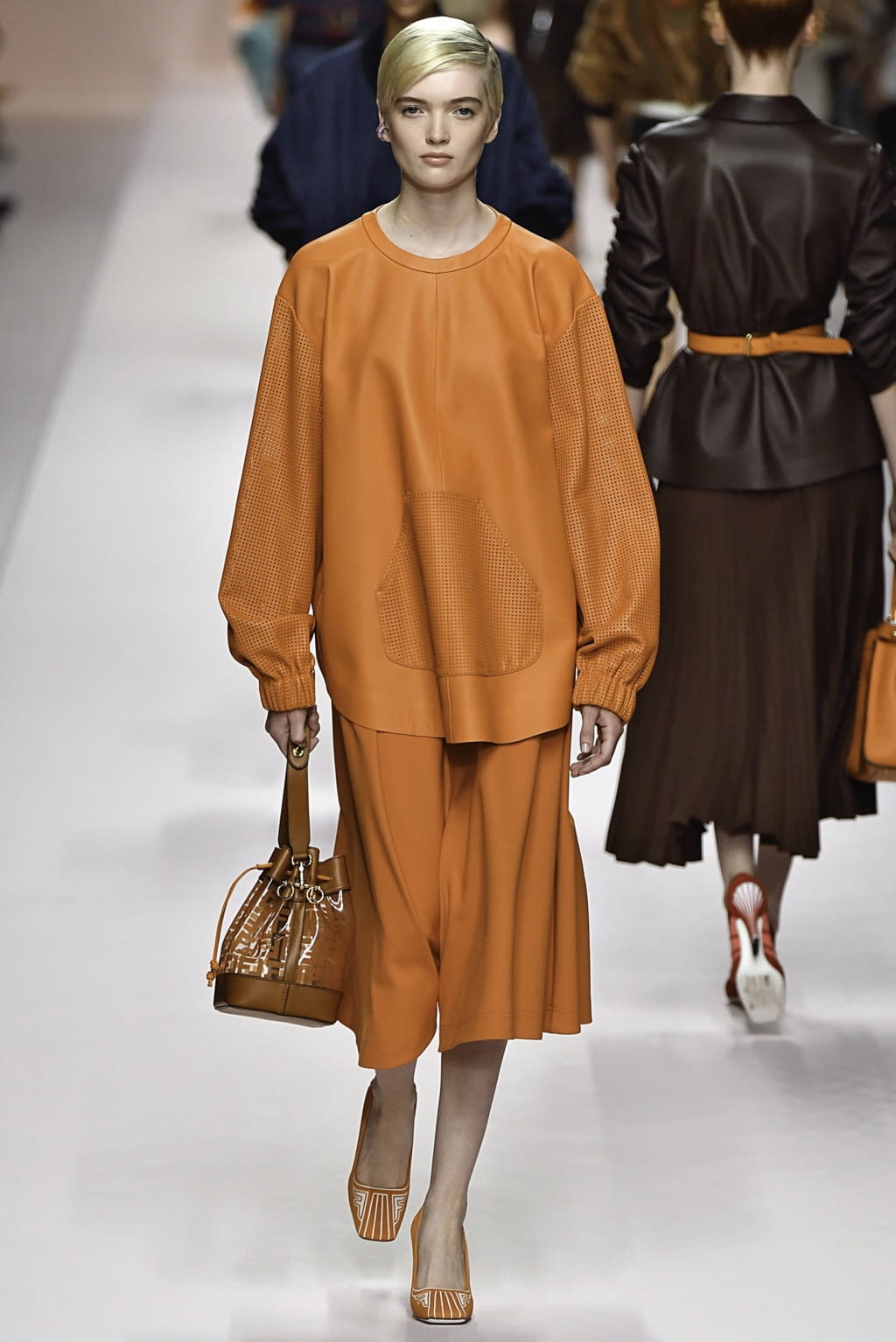 Fashion Week Milan Spring/Summer 2019 look 14 from the Fendi collection 女装