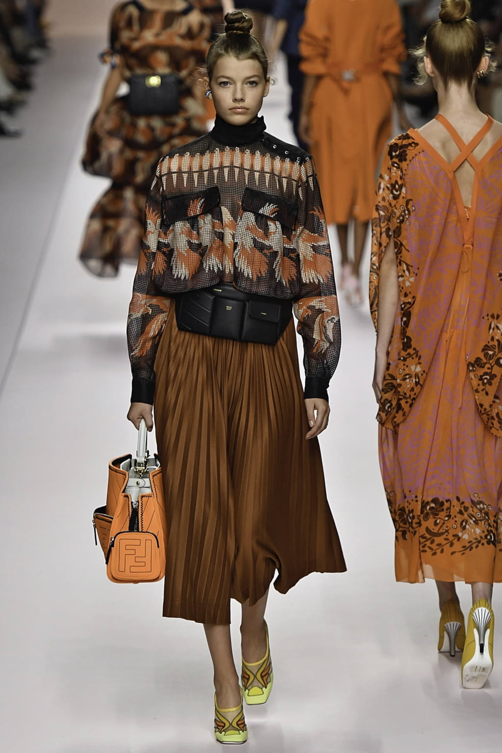 Fashion Week Milan Spring/Summer 2019 look 19 from the Fendi collection 女装