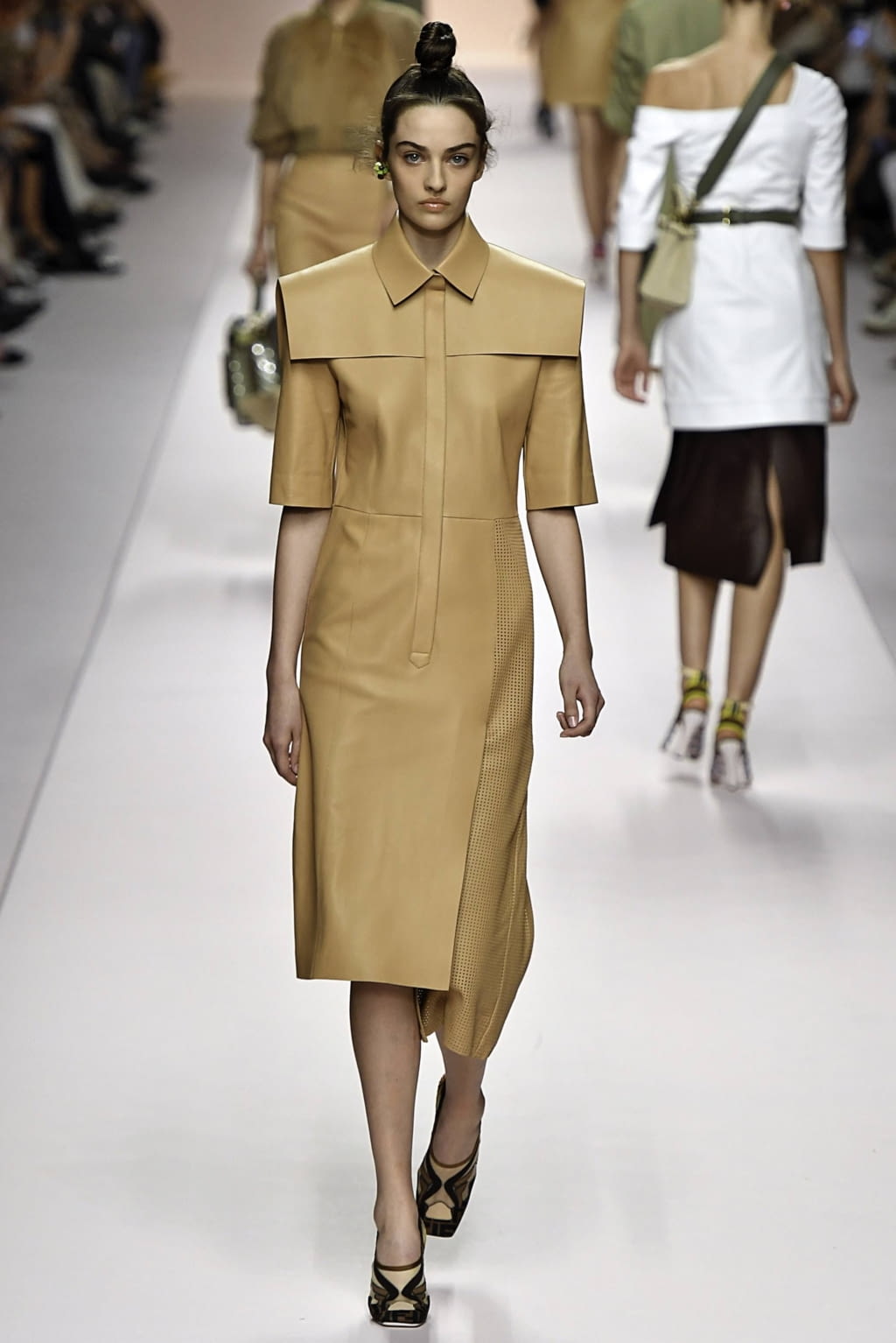 Fashion Week Milan Spring/Summer 2019 look 28 from the Fendi collection 女装