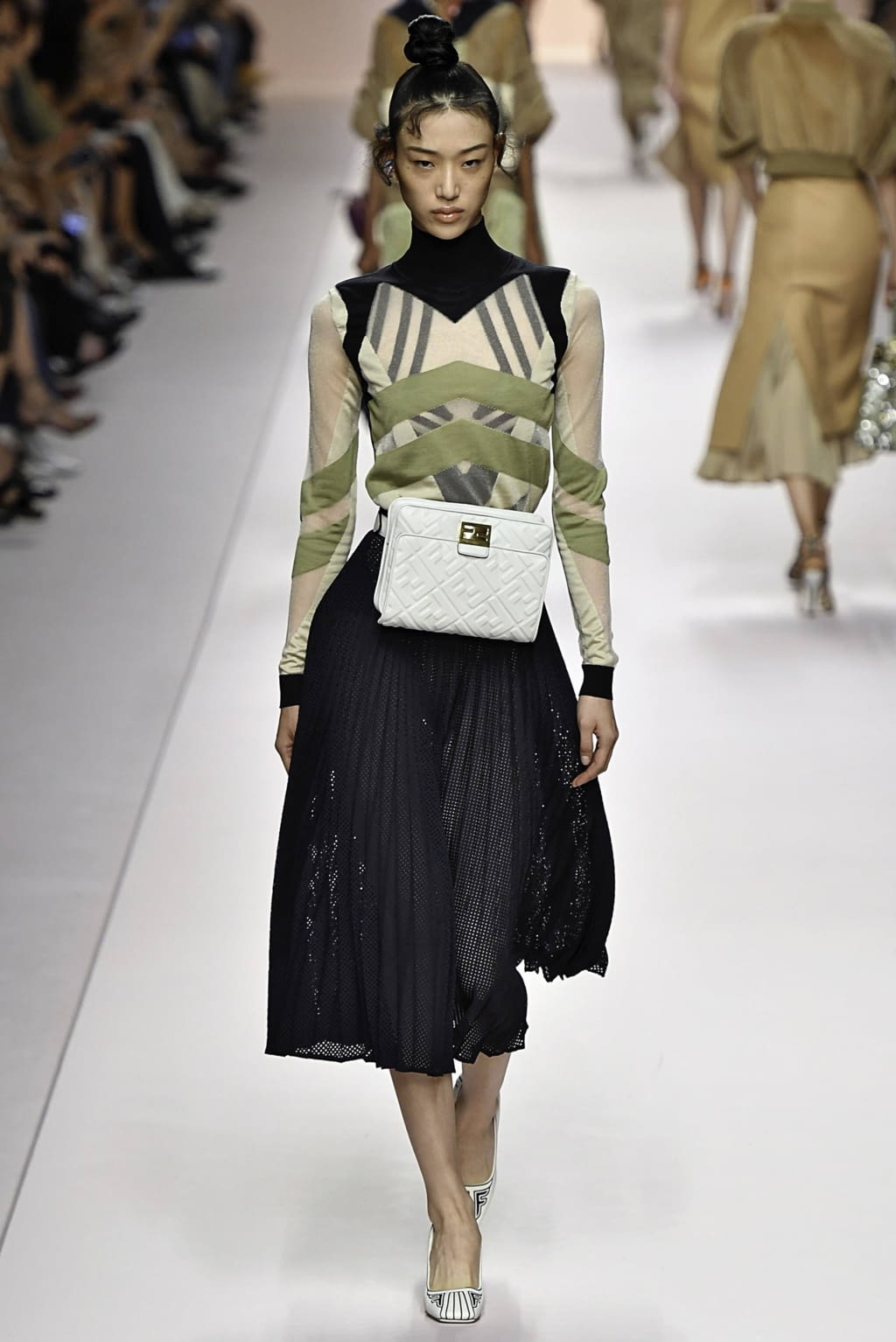 Fashion Week Milan Spring/Summer 2019 look 31 from the Fendi collection womenswear