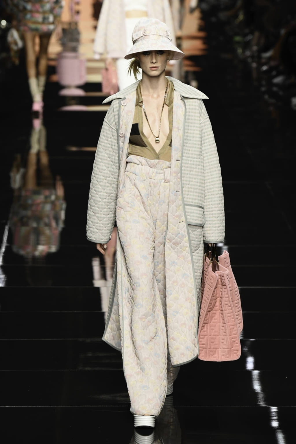 Fashion Week Milan Spring/Summer 2020 look 46 from the Fendi collection 女装