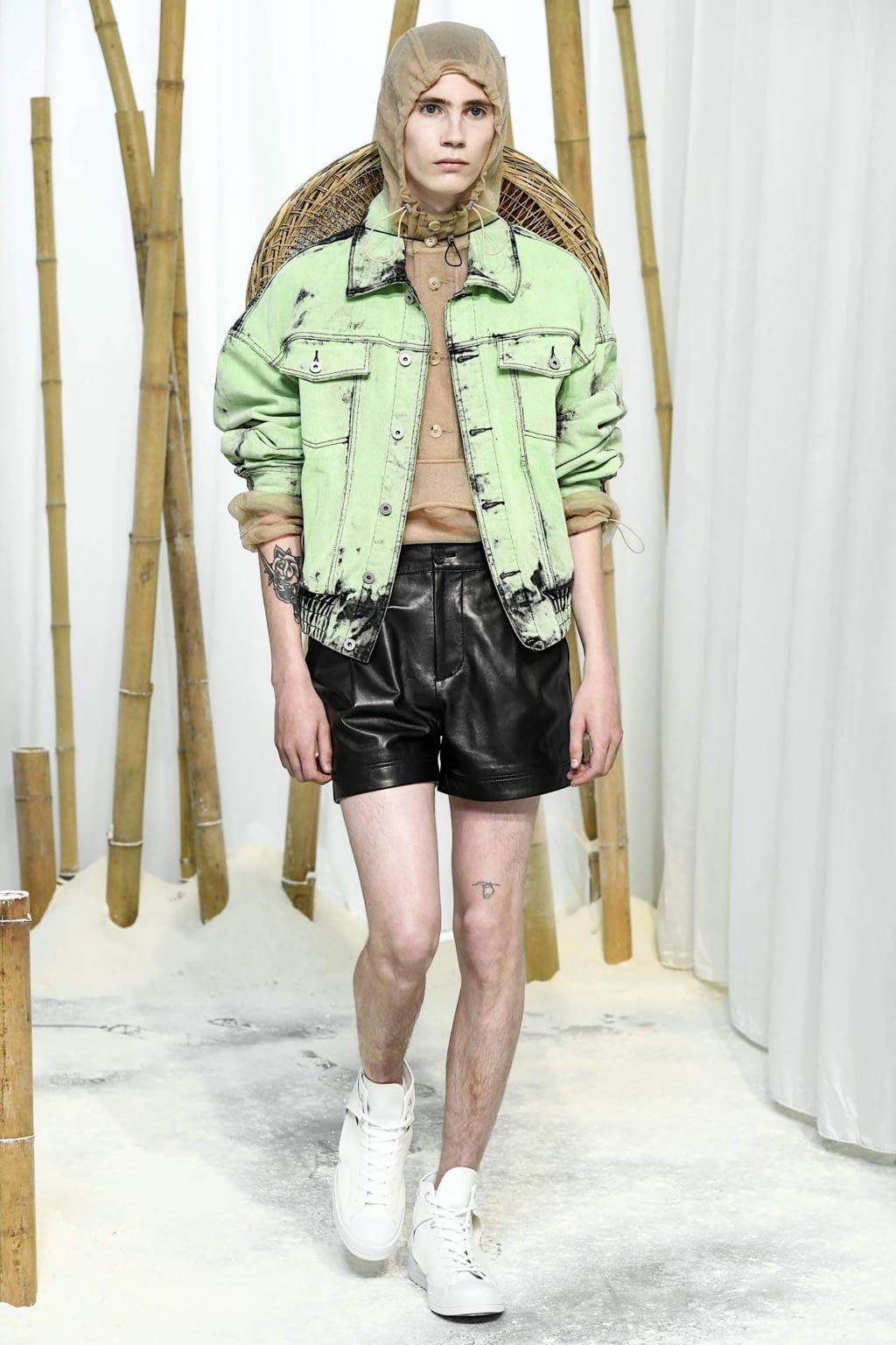 Fashion Week London Spring/Summer 2020 look 2 de la collection Feng Chen Wang menswear